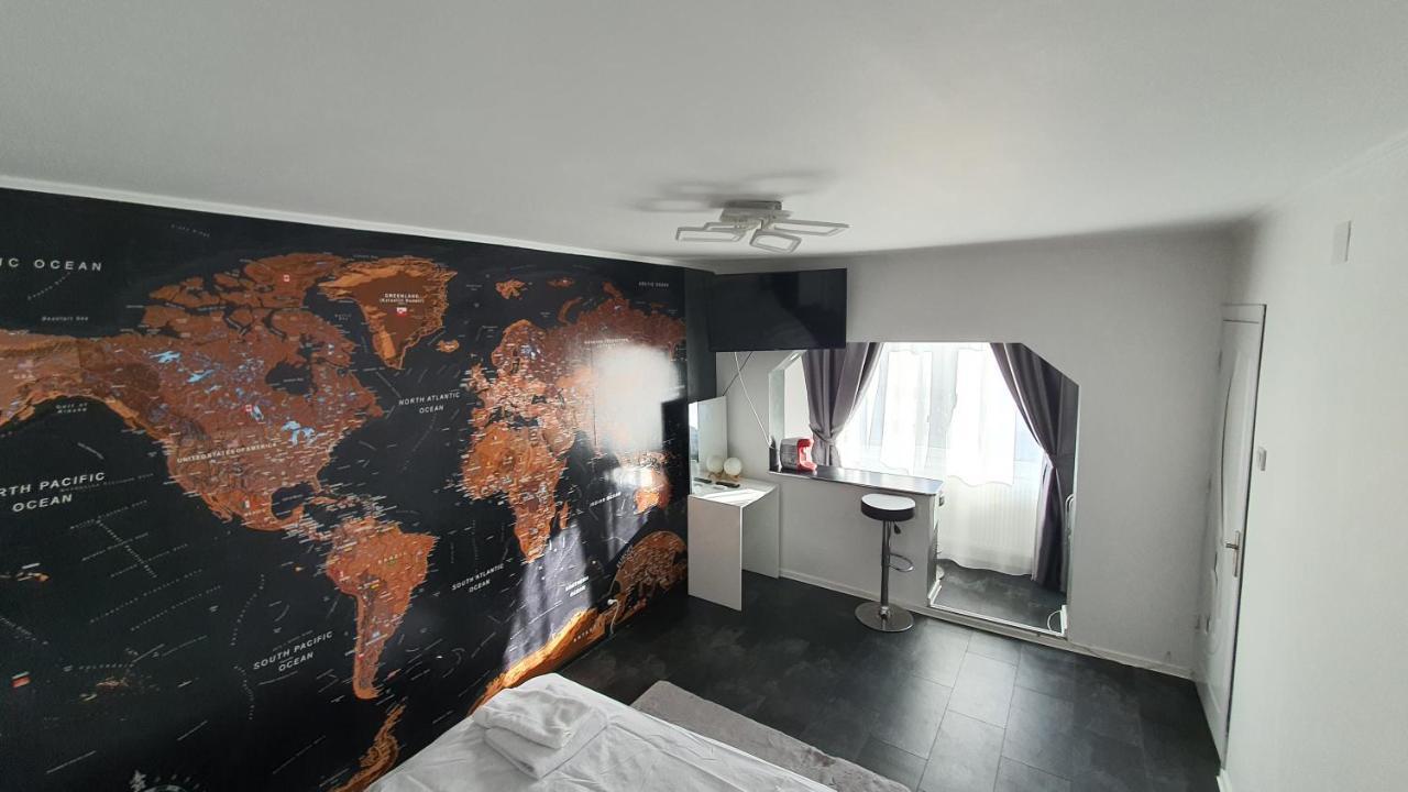 Studio Six Continents Petrozsény Kültér fotó